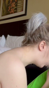 Blonďatá kráska Annie Archer se dáví mým pérem