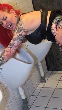 Sexe anal sur les toilettes des hommes !!