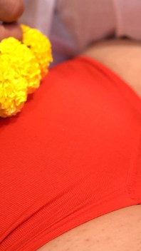 Maestra universitaria india vio tener sexo con su estudiante en cuarto oscuro y atrapó lamiendo su coño