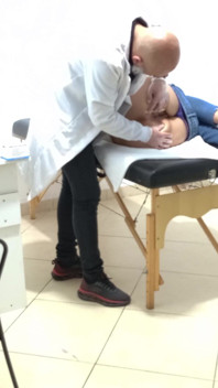 Proctologist führt analuntersuchung bei verstopftem patienten durch