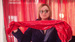 Arya Grander: Anprobieren: roter Pvc-Catsuit und glänzendes Kätzchen, kurviger Körper MILF Arya...