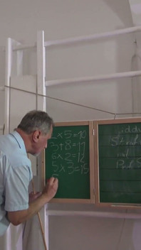 Sadistická učitelka matematiky a krutý profesor trestají vysokoškolačky!
