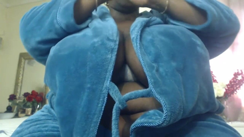 Legendary Booty Overdose: Грудастая жиробасина делает стриптиз