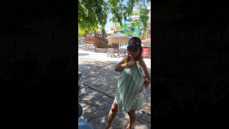 ExpressiaGirl: Adik tiri panas Expressiagirl menunjukkan asetnya di taman air awam...