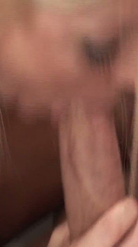 Registrando la scena 1_a Coppia di MIlf dai seni grandi in lingerie si diverte insieme con un cazzo enorme.