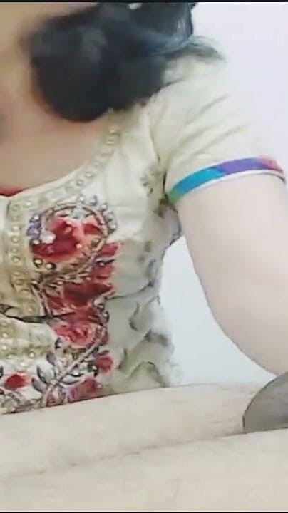 Bolly Karma: Çarpıcı orta yaşlı seksi kadın egzersizi