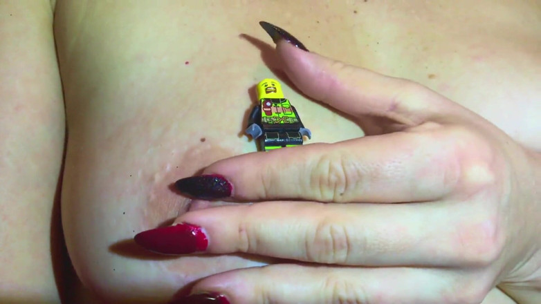 Mistress Hotwife Venus: Uriașa și bărbatul ei Lego. Soție sexy stăpână Venus.