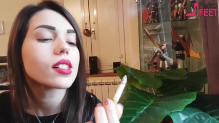 Smokin Fetish: Куріння крупним планом з красивою дівчиною