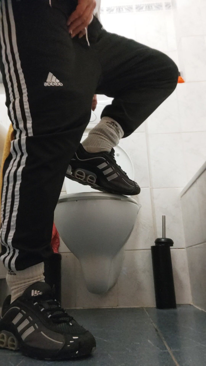 SmokedAlloy2: După cinematografia în WC. Dirtyjunkbro și șosete