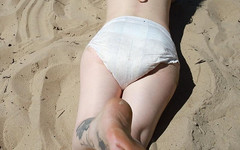 Nicole White: Nicole Menghabiskan Masa Lapang Di Pantai