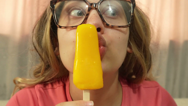 AmayaMori: India hermanastra chupa helado y le encanta chuparlo porque es...
