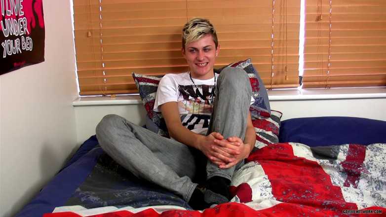 Lollipop Twinks: Wanking with Smooth Skylar