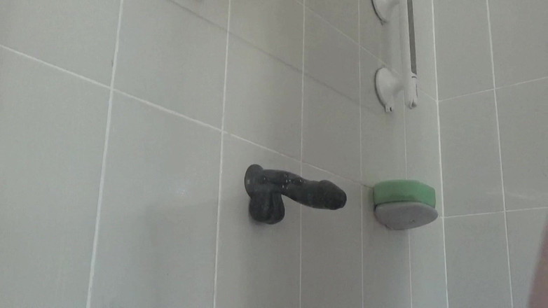 bigears: Călărind un vibrator mare și negru 1