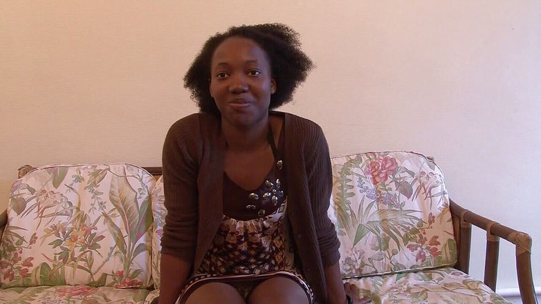 Nude in France: Шлюховатая черная сучка открывает тугую розовую киску для белого члена