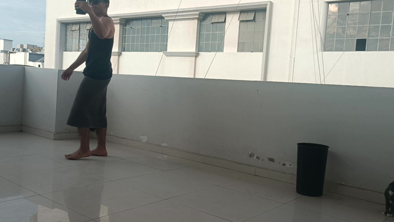 Bare skin man: No telhado