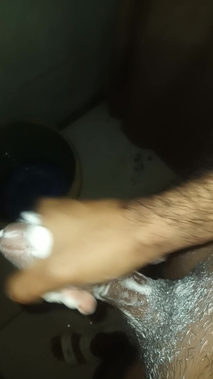 Cute boy jerks off: 男孩意外吃了药，最后在浴室里抓了一个