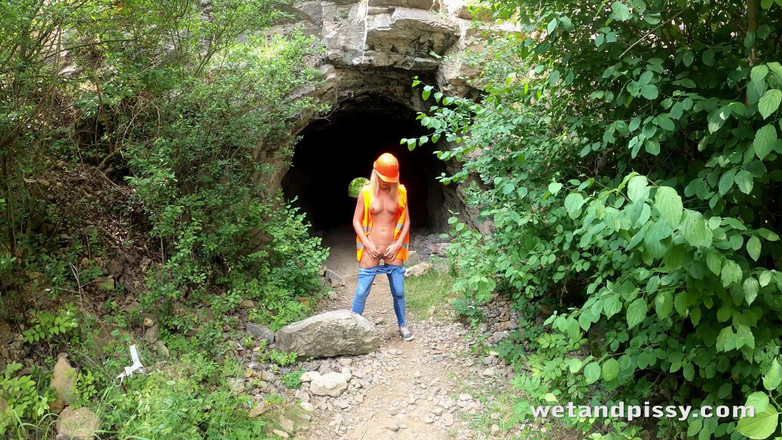 Puffy Network: Claudia di alam terbuka bagian 2 oleh basah dan kencing