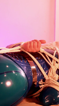Fuite au bondage en latex, MILF sexy soumise en caoutchouc avec bâillon