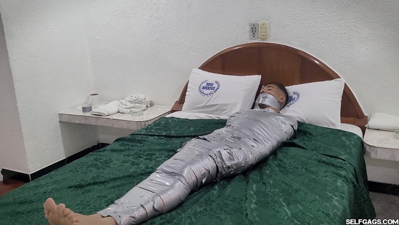 Selfgags femdom bondage: Domina-rache: betrügender freund mumifiziert, freundin im hogtie