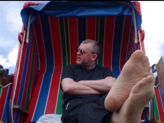 Carmen_Nylonjunge: Instantâneo dos meus pés de nylon na cadeira de praia 1 -...