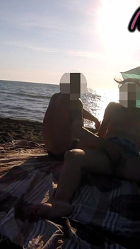 Französische Lehrerin Riskant, Öffentliche Masturbation, Erwischt Am Überfüllten Strand, Hilft Squirting, Extremes Abspritzen