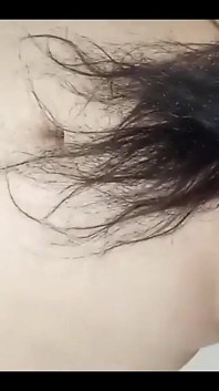 Indianca bhabhi desi își expune țâțele mari și păroase frumoase și axilele păroase