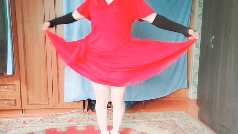 Kitty_Cross: Hete grote travestiet alleen thuis danst op de camera