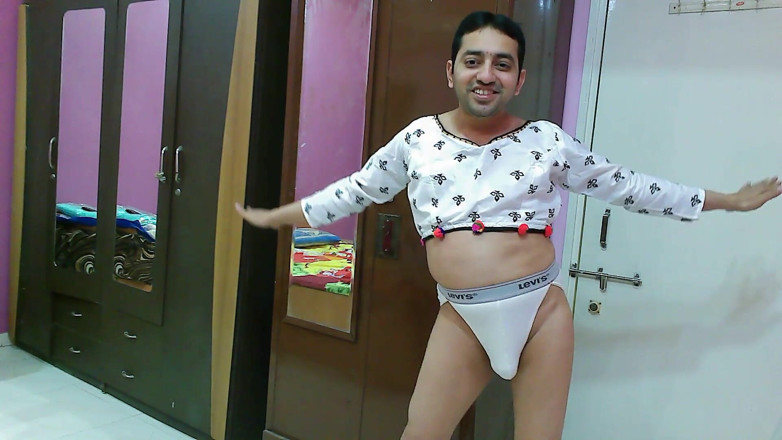 Cute & Nude Crossdresser: Heißer transvestört femboy Sweet Lollipop in einem weißen crop top...