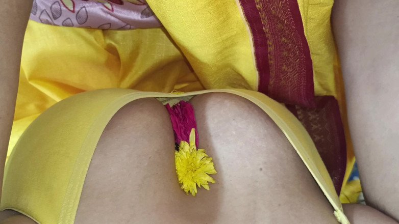 Wonder: Žlutá saree horká prsa bradavky lízání