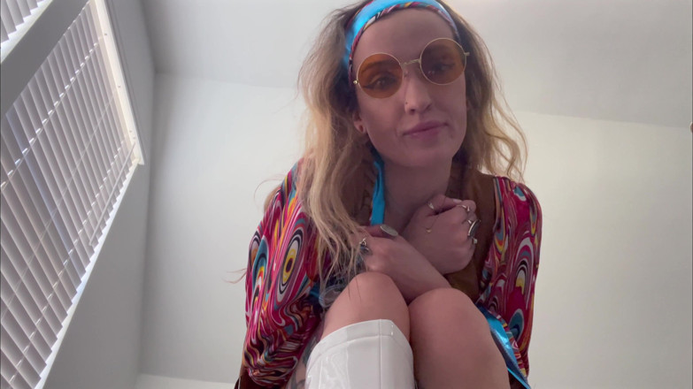 Kink in Time: Sutton's Groovy '60s Giantess Fantasy 4K POV Tiny Thrills Czeka!