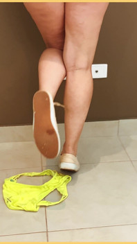 露出度の高い黄色のビキニを着ている妻
