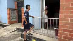 我害羞的邻居踢足球，我邀请他来我家欢迎他