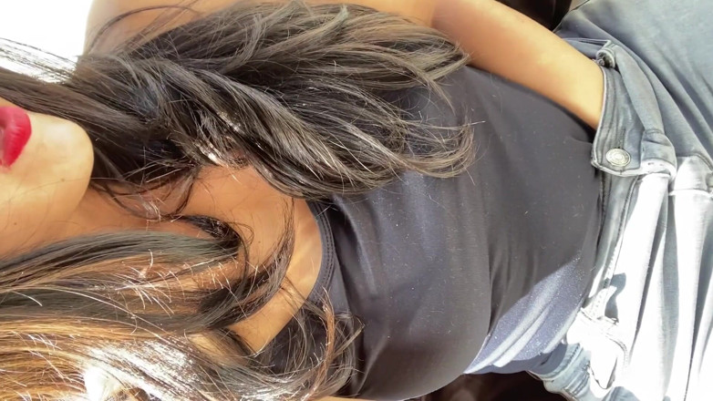Luzyann: Squirt risqué dans la nature