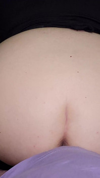laal baalon vaali chodne laayak mammi ke munh ko uski khel leging men jordaar choda aur use tang chhed men phansa diya