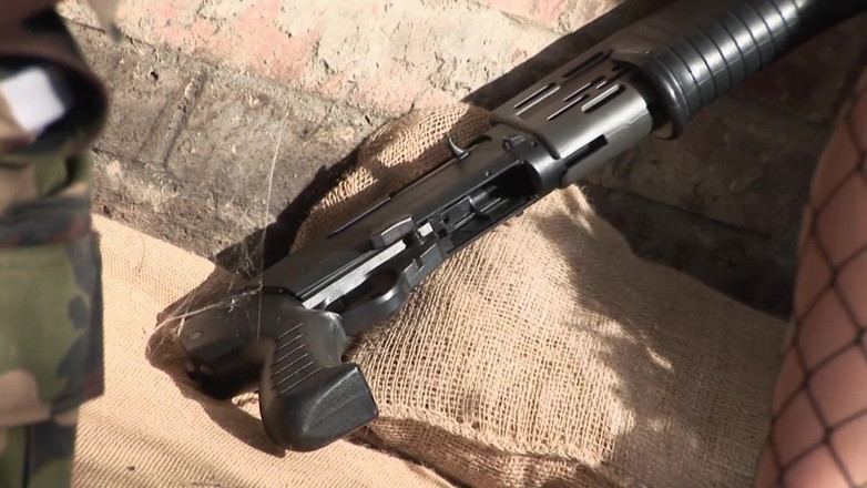 Porncentro: Si jalang berambut coklat dalam jala seksinya membongkok untuk mengambil...