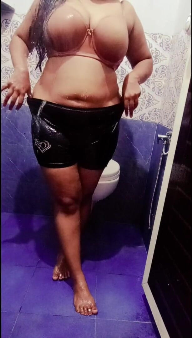 Your Arya: Indische stiefschwederin arya mit dicken möpsen im badezimmer