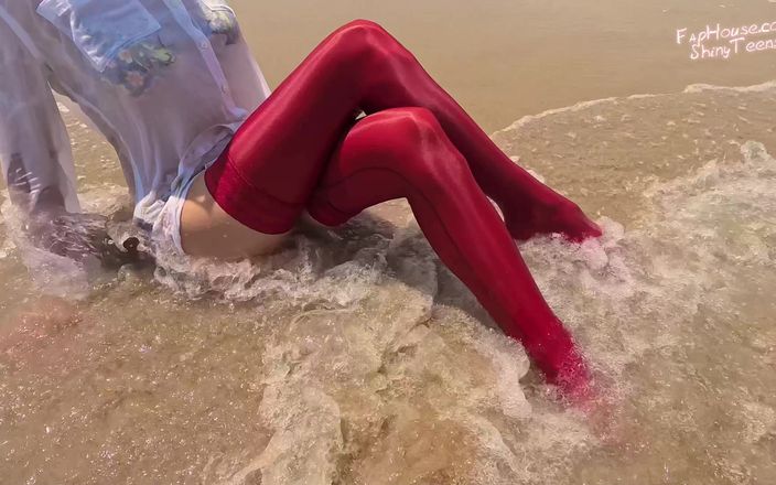 Shiny teens: 859 闪亮的红色氨纶丝袜在海滩上 2