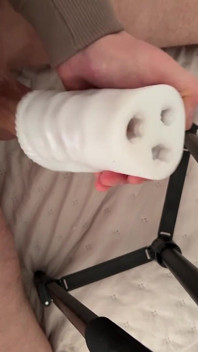 Huge destrói o vibrador Fleshlight e o enche de gozo