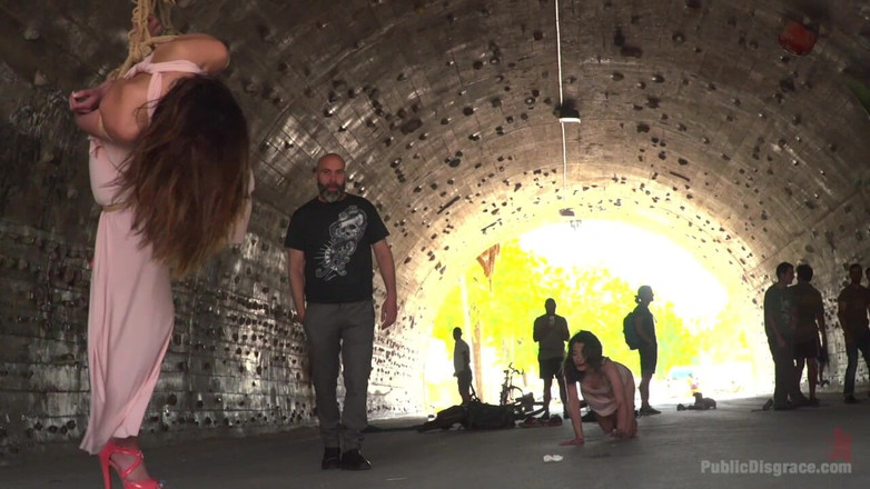 Public Disgrace by Kink: Новачок Пенелопа отримує призупинення, трах і трах