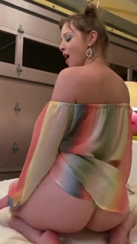 Sunny Lane brincando com a buceta com consolo