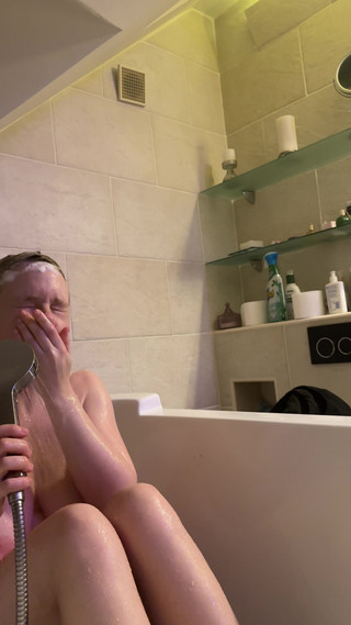 SweetLucy96: Stora bröst och hårda bröstvårtor