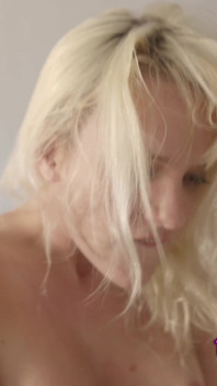 蒸し暑いブロンドのKenna Jamesは彼女の恋人から中出しを取ります