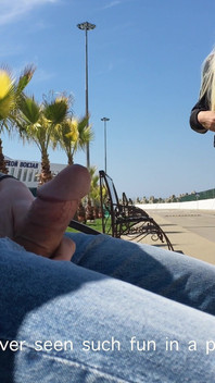 Dívka byla překvapena, když viděla chlapa, jak si honí ptáka v parku a pomáhám mu stříkat