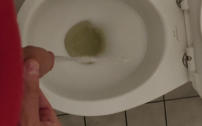 Bayer911: 在酒吧撒尿