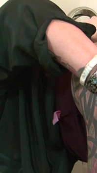 La matrigna tatuata tallulah tease cavalca il cazzo di sam Bourne del figliastro