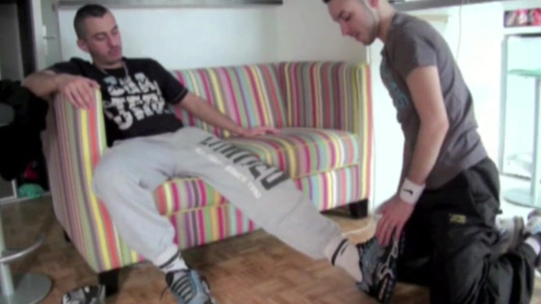 Sneaker gay: Trampki i humiliaton stóp dla twink przez scally boy