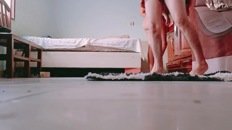 Kamila6922: 隣人を招いて、新しいカーペットの上で彼女に気づかれずにセックスをしました。すべてを録音しました