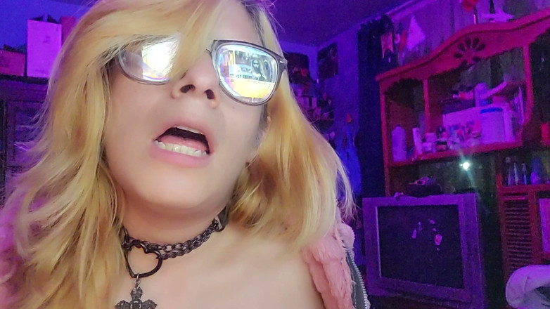 Crystal Phoenix: Sissy चर्च Asmr में एक सेक्स हार पहनती है