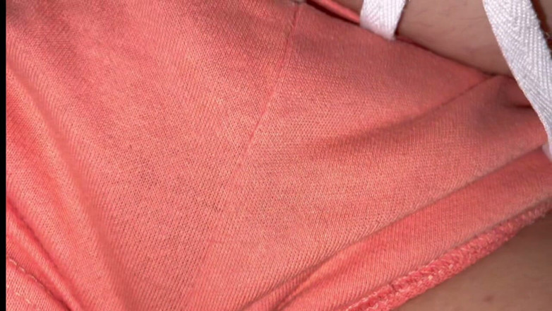 Stepmom_with_big_tits: 오르가즘을 즐기는 것이 얼마나 맛있는지 쉬기 전에 클리토리스에 약간의 사랑을 주는 침대에 혼자.