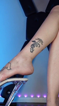 Adorant les talons clairs, fétichisme des longs orteils, arcs hauts avec jambes croisées